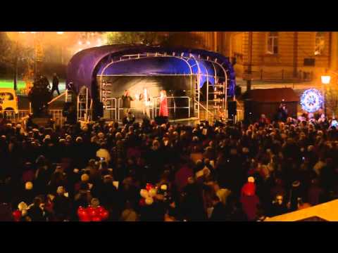 Százéves a Csárdáskirálynő - közös éneklés Székesfehérváron