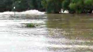 preview picture of video 'San Gabriel River overflows banks'