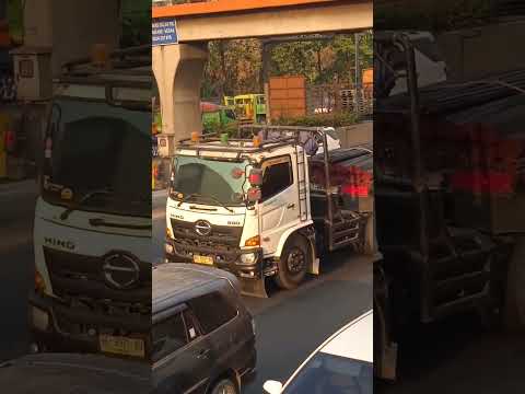 Truck Hino trailer muatan besi