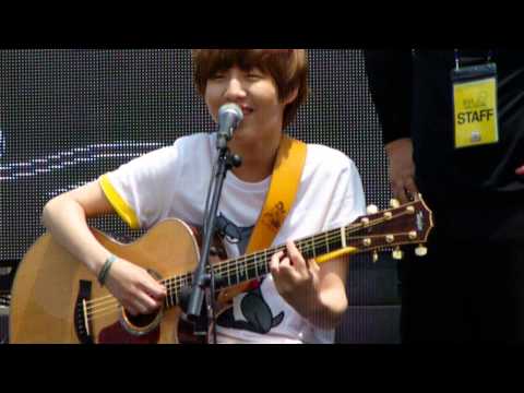 130523 Yoo Seungwoo singing SHINee's Replay @ Ewha Womans University