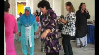 Download lagu 41 - abang roni - jun - diyana  - blk 141 yishun bersama nada kharisma entertainment_mpeg2video.mpg mp3