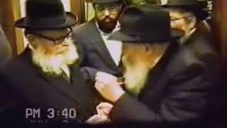 נדיר: הרבי מלובביץ מבהיר שההתנגדות לדרך חב"ד בנושאים שונים מעכבת את הגאולה