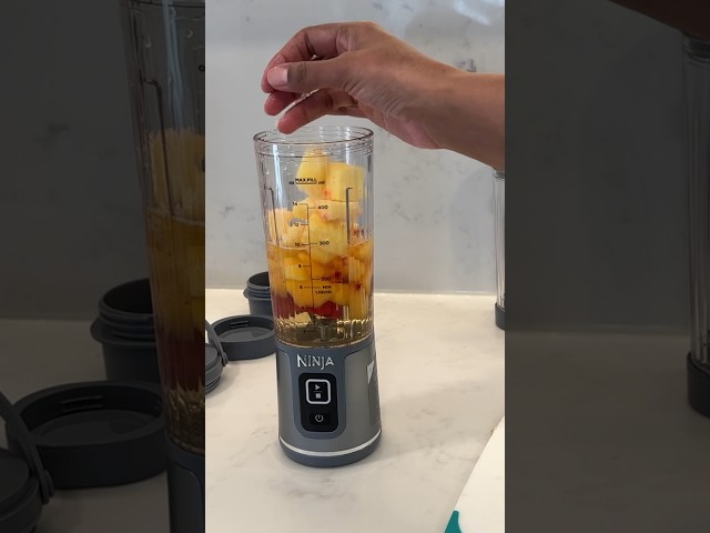 Vídeo relacionado con Ninja Blast Batidora portátil, Vaso de 530 ml con tapa antigoteo y boquilla para sorber, Minibatidora sin cable, recargable, smoothies, batidos de proteínas, pica hielo y frutas congeladas, BC151EUNV