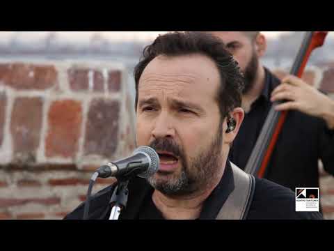 Ο ΚΩΣΤΑΣ ΜΑΚΕΔΟΝΑΣ ΤΡΑΓΟΥΔΑ ΑΠΟ ΤΟΝ ΛΕΥΚΟ ΠΥΡΓΟ