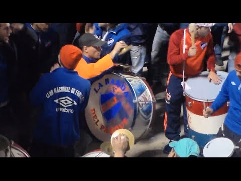 "Nacional vs Santa Fe - Los bombos en la previa" Barra: La Banda del Parque • Club: Nacional • País: Uruguay