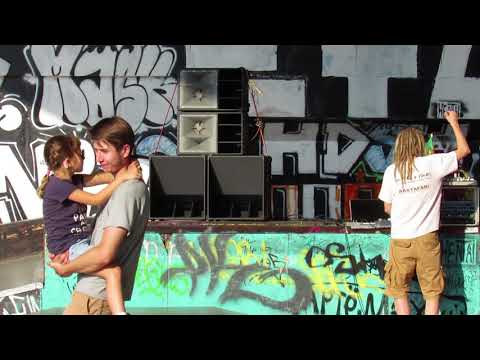 Ras Iton playing Sista Sherin "joyful way"