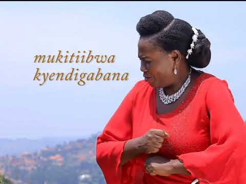 Omusalaba ogwedda (Audio) with Lyrics - Betty Muwanguzi- Uganda Gospel Music