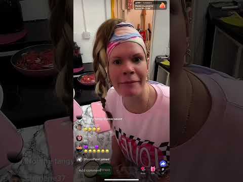 ChelseaLeeArt Cooking On TikTok, Reading Haters Comments, Talks About Nail Salon Scamming Her