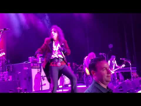 The Hollywood Vampires with Marilyn Manson - "I'm Eighteen"