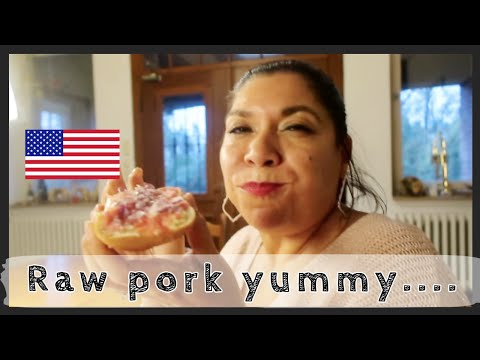 My American mom tries mettbrötchen!