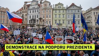 Ať žije Pavel, skandoval Staromák. V Praze demonstruje téměř 100 tisíc lidí