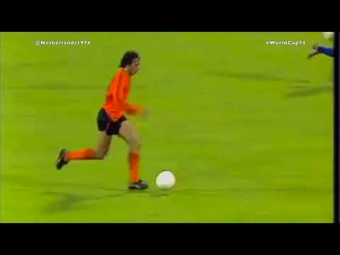 Johan Cruyff accellerates and creates a chance vs Sweden #WorldCup74