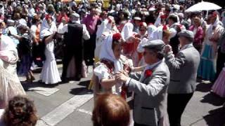 preview picture of video 'MadridMan.com: Fiesta de San Isidro in Madrid 2009, Chulapos y Chulapas Dancing'