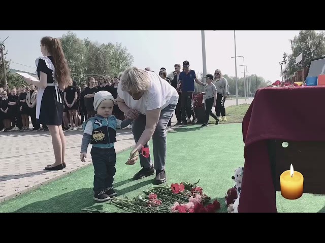 Ученики второй школы провели митинг в память о погибших в казанской школе.