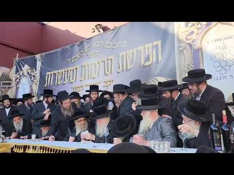 Satmar Rebbe Giving a Million Dollar Check To Rabbis who don't accept money from the government 