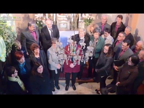 Cela narava že veselo vstaja