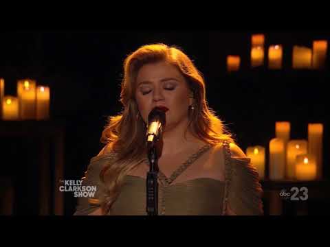 Kelly Clarkson Sings "Breath Of Heaven (Mary's Song) Amy Grant Christmas Song  2021 Live Performance