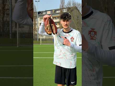 Nach jedem Tor wird der Fußballschuh älter