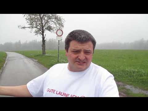 Gute Laune Boy  Im Schirt an Mainachten