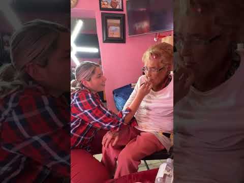 Doña Beba gets her makeup done to look beautiful thanks to Flor Dorame, makeup artist.