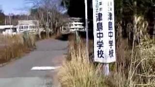 preview picture of video '61.60 μSv/h 浪江町 津島中学校前 地表砂, 通行止地点'