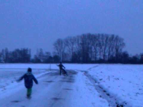 Eis+fahrrad+dummer junge=Unfall