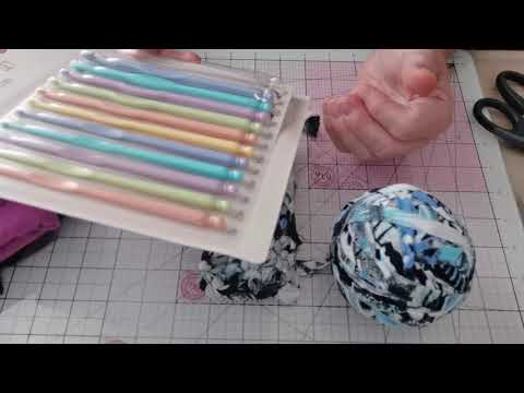 DIY.  Häkeln mit  selbst gemachten Garn, aus T-Shirts geschnitten..  29.09.2021