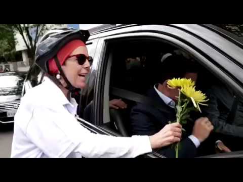 Dória joga no chão flor entregue por ciclista para lembrar 