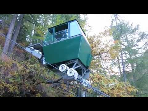 Standseilbahn Zermatt Chalet Les Ecureuils - Wagen kommt in die Talstation 2019 links