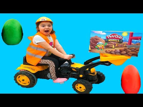Masal and Öykü building with Play-Doh Wheels, Fun Kids Video