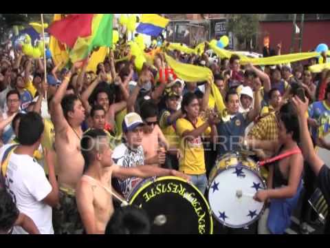 "LA MONU ASI CAMINA AL ESTADIO AZUL. CA . JORGE BECERRIL" Barra: La Monumental &bull; Club: América