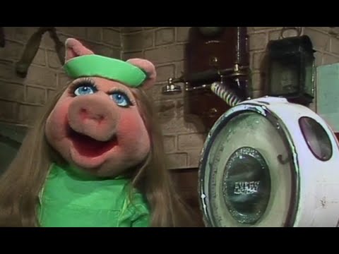 Miss Piggy's Weight Loss Struggle | The Muppet Show (S2E22)