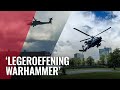 Gevechtshelikopters oefenen laag boven het IJ