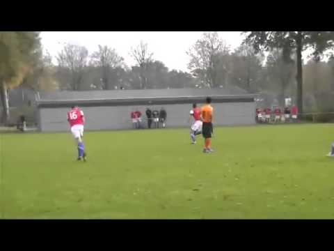 Luuk Snijders, speler van SV Venray 3, met een heerlijke vrije trap!