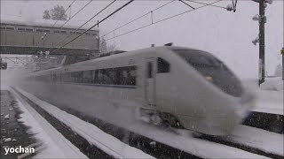 preview picture of video 'Heavy Snowfall - Express Train Hakutaka  大雪・特急「はくたか」が通過（上越線）'