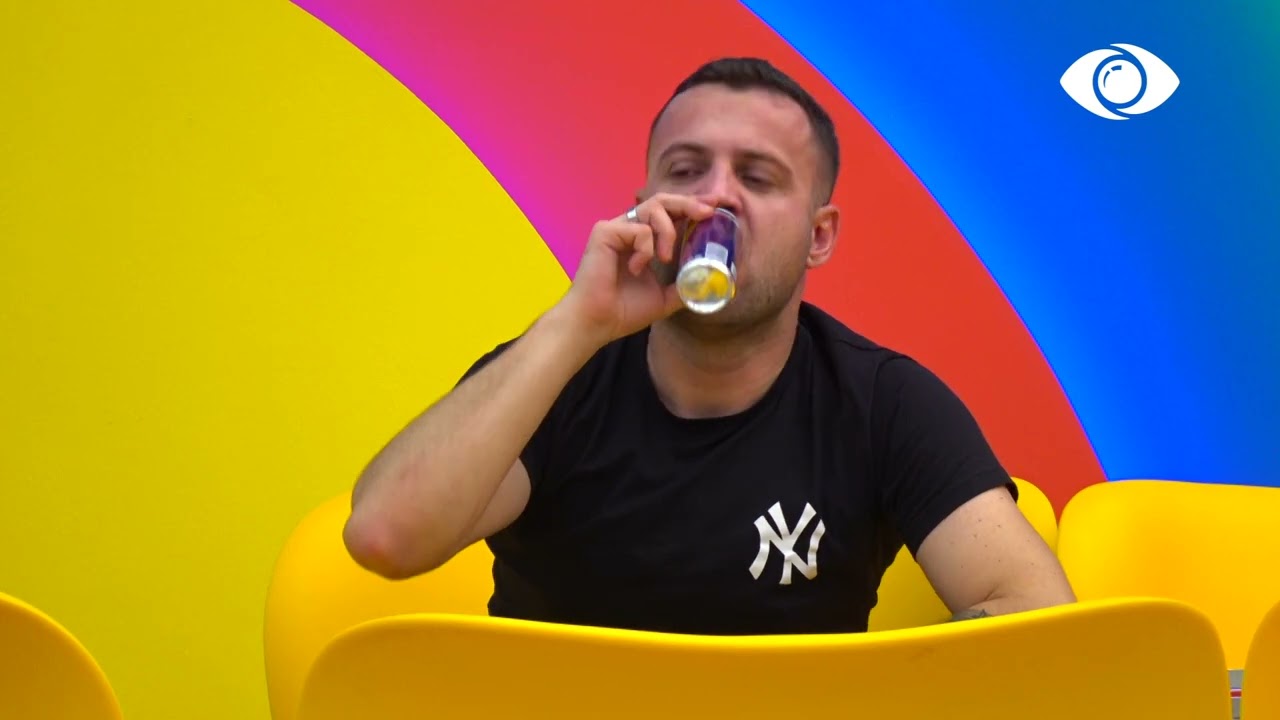 Shumë gjest i ulët/Luizi acarohet nga rrengu i vajzave