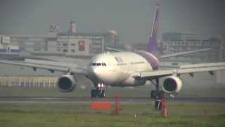 preview picture of video 'Thai Airways International A330-300 (HS-TES) at Fukuoka Airport landing and takeoff'