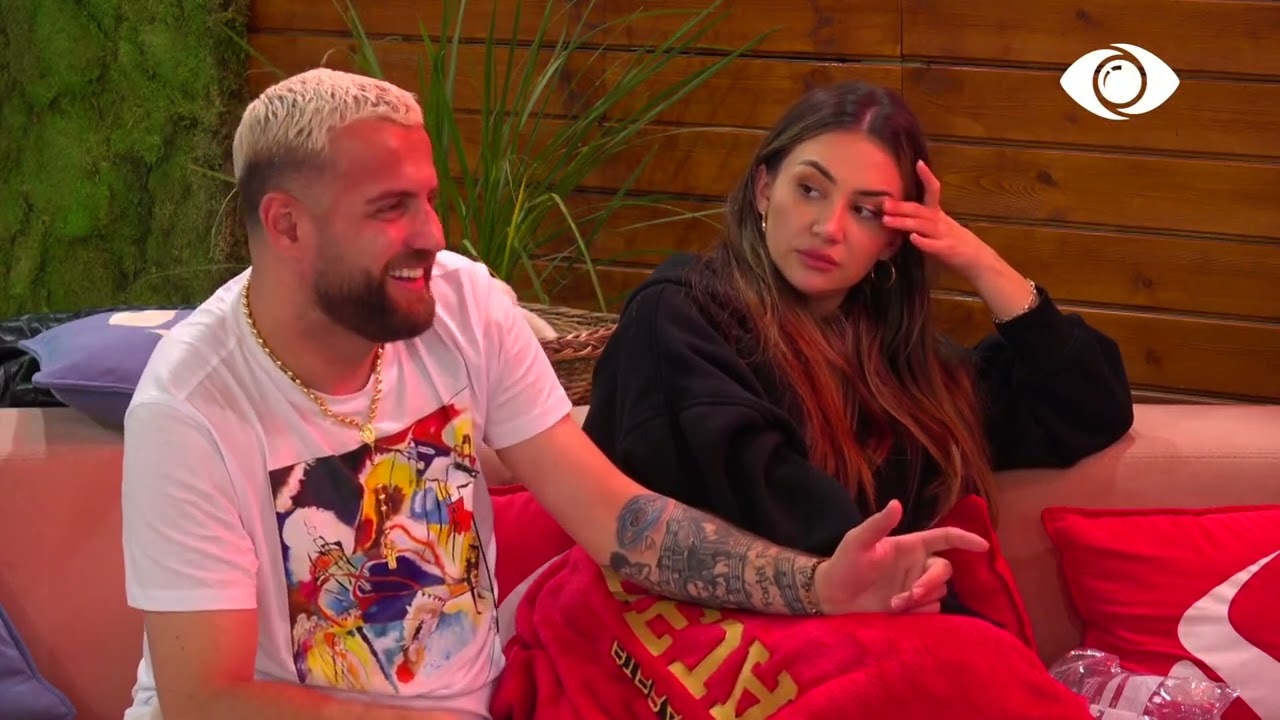 Banorët bisedojnë në verandë/ Luizi tregon barcaleta