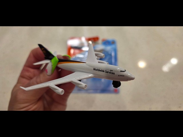 Vídeo relacionado con Matchbox Sky Busters Boeing 747-400, incluye alfombra de juego