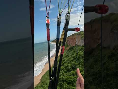 Voando sobre falésias gigantes no Espírito Santo #paragliding  #parapente #fly #voolivre