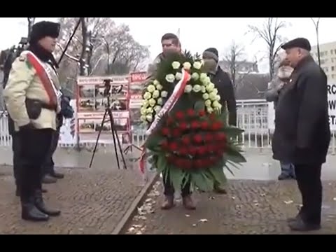 generał Wasiak składa meldunek Naczelnikowi