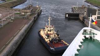 preview picture of video 'MV Oriana about to leave sea lock at IJMuiden on 3rd November 2013'