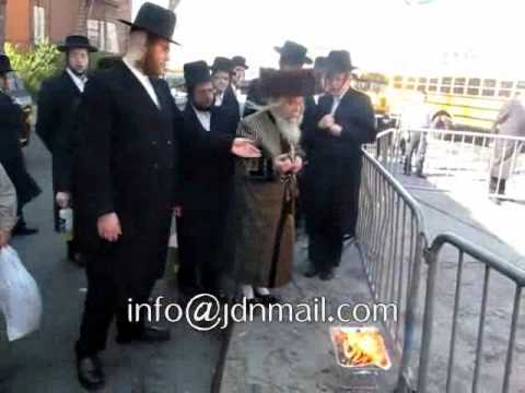 Kretchnif Siget Rebbe Burning Chametz Erev Pesach 5772