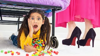 Download lagu Emma & Ellie Sneaky Candy Tissue Box Trick! 🍬🤫 mp3