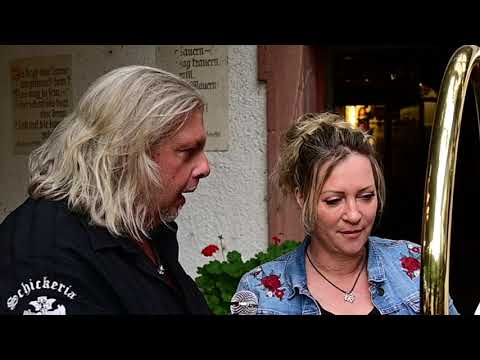 Übergabe Hochzeitskleid von Yvonne König an Thomas Lerchenberger