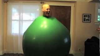 Прикол: человек в шаре - Видео онлайн