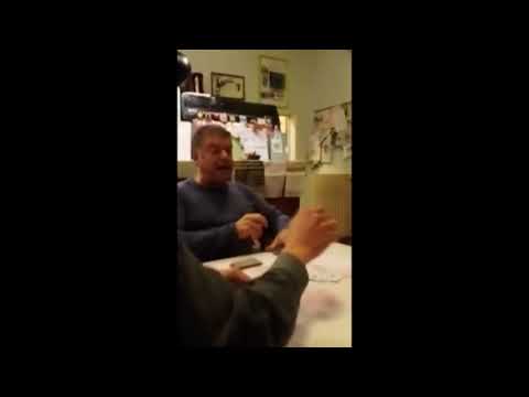 Perde a carte e tira una scarica di bestemmie impressionante