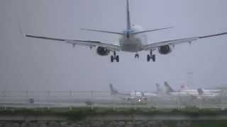 preview picture of video '台風8号接近中の那覇空港 強い横風に揺れながら着陸するANAのB737'