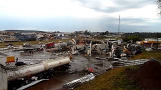 preview picture of video 'Destruição em Taquarituba - SP Tornado Twister in Brazil'