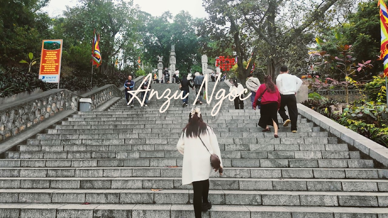 Visiting temples at the beginning of the year: Praying for health and peace for the family.